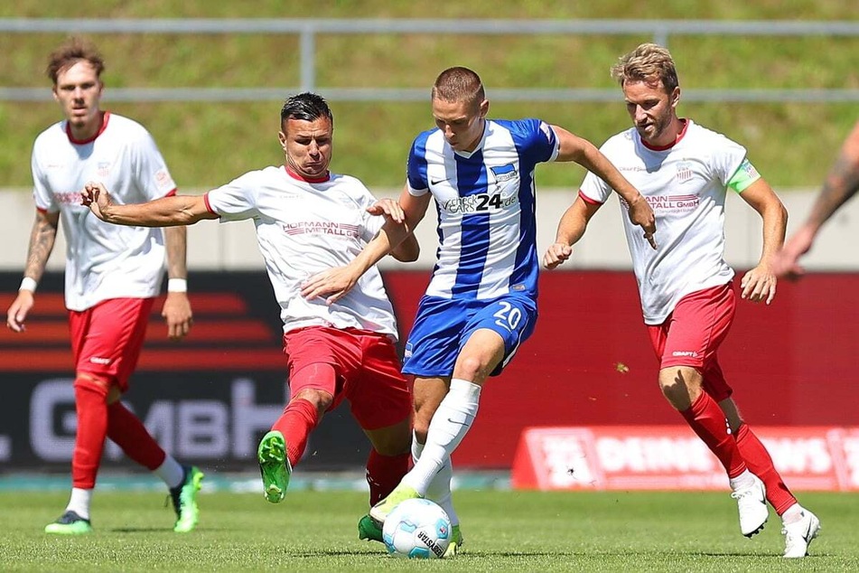 Zwei, die für Ruhe und Ordnung beim FSV sorgen sollen: Andrej Startsev (30, l.) und Mike Könnecke (35, r.) - hier gegen Herthaner Palko Dardai (25).