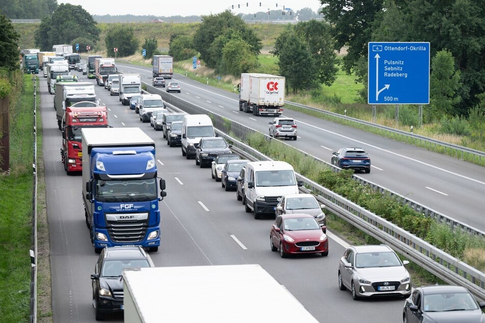 Nach einem Unfall auf der A4 zwischen Pulsnitz und Ohorn staut sich der Verkehr in Richtung Görlitz über elf Kilometer zurück. (Archivbild)