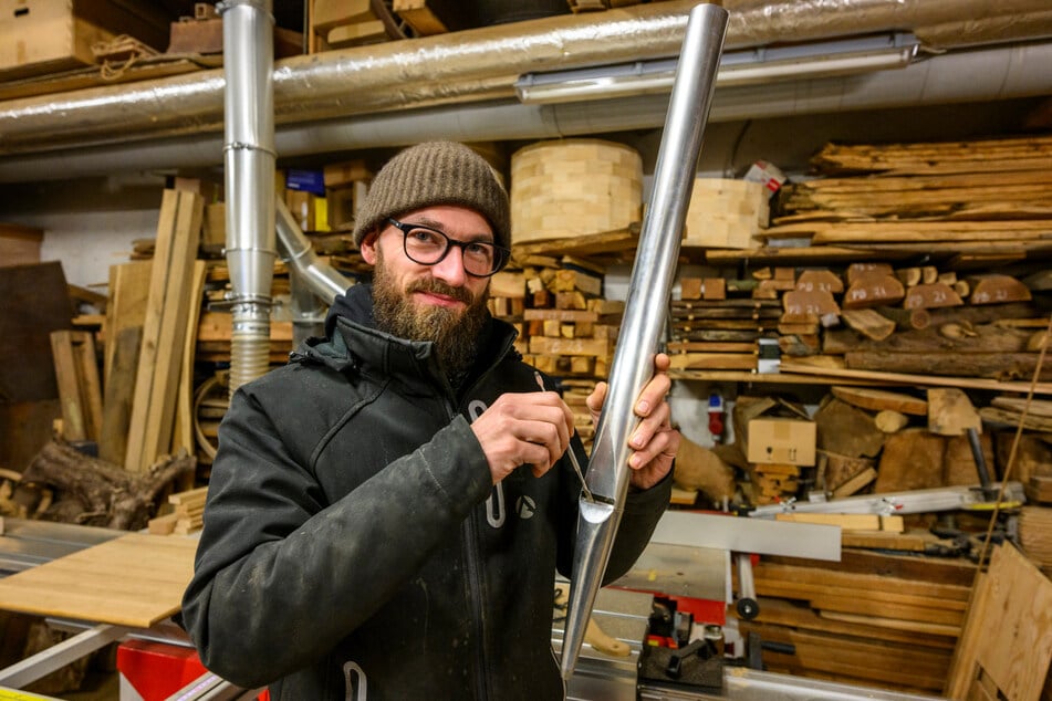 Orgel- und Harmoniumbauer Josef Poldrack (40) stimmt eine Orgelpfeife.