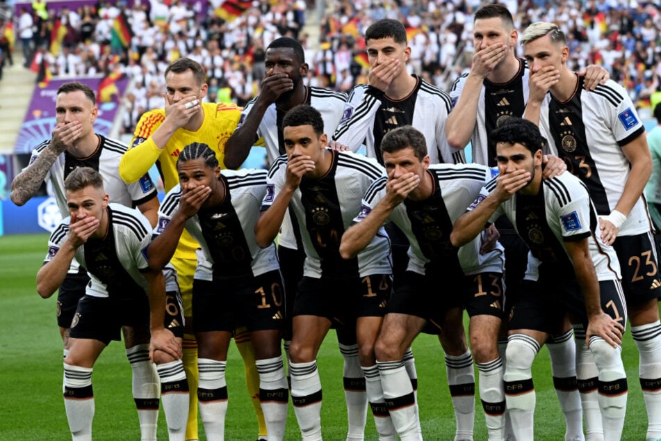Dieses Foto ging durch die ganze Welt! Mit dieser Geste wollte das DFB-Team ein Zeichen gegen Katar und die FIFA setzen.