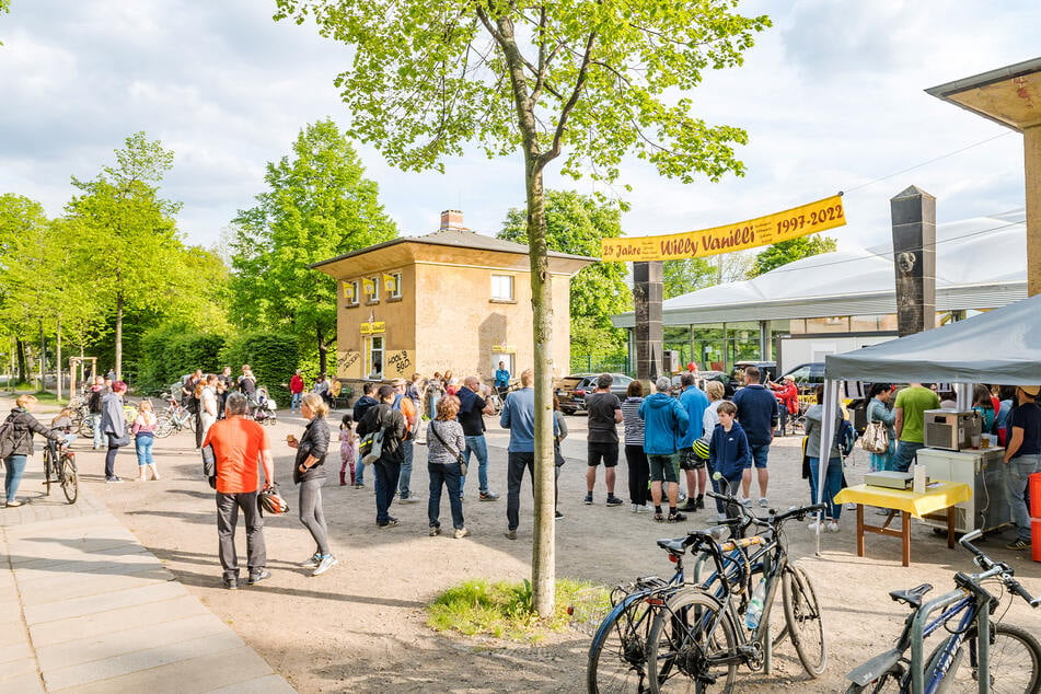 Zahlreiche Dresdner kamen am Freitagnachmittag ans Arnhold-Bad, um mit Eis und Musik zu feiern.