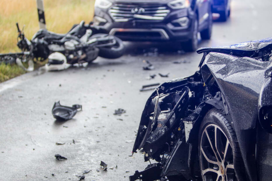 Bei regennasser Straße krachten die Fahrzeuge zusammen.