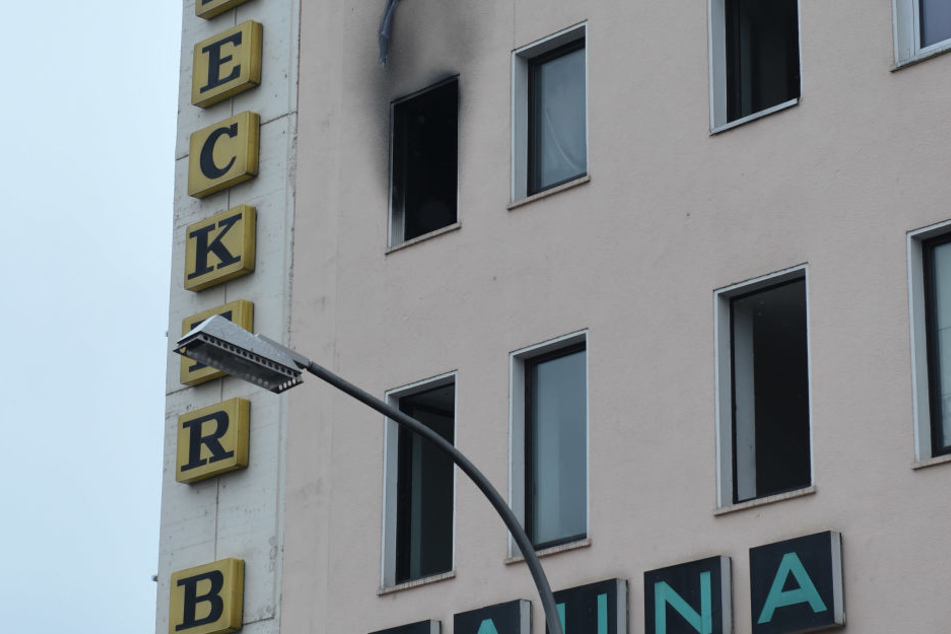 Die Russspuren am Gebäude sind deutlich erkennbar.
