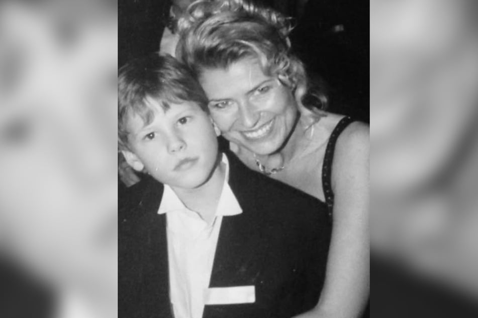 Mit diesem Schwarz-Weiß-Foto erinnert sich Dagmar Wöhrl (72) an ihren verstorbenen Sohn Emanuel (†12).