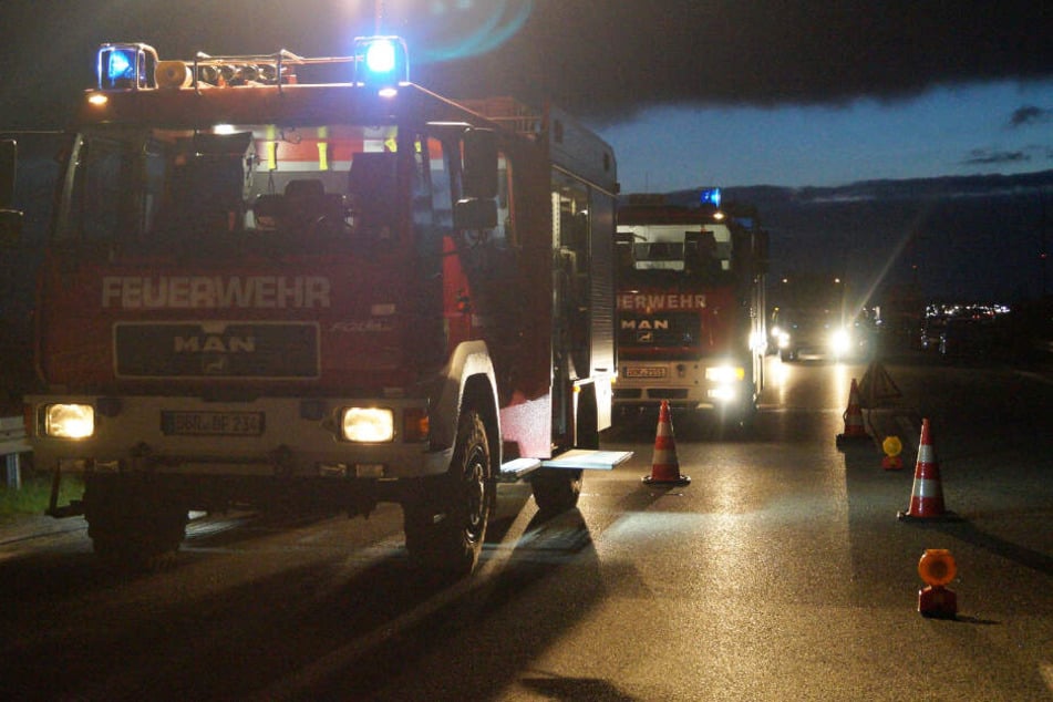 Die Feuerwehr sperrte die Autobahn für die Löscharbeiten ab.