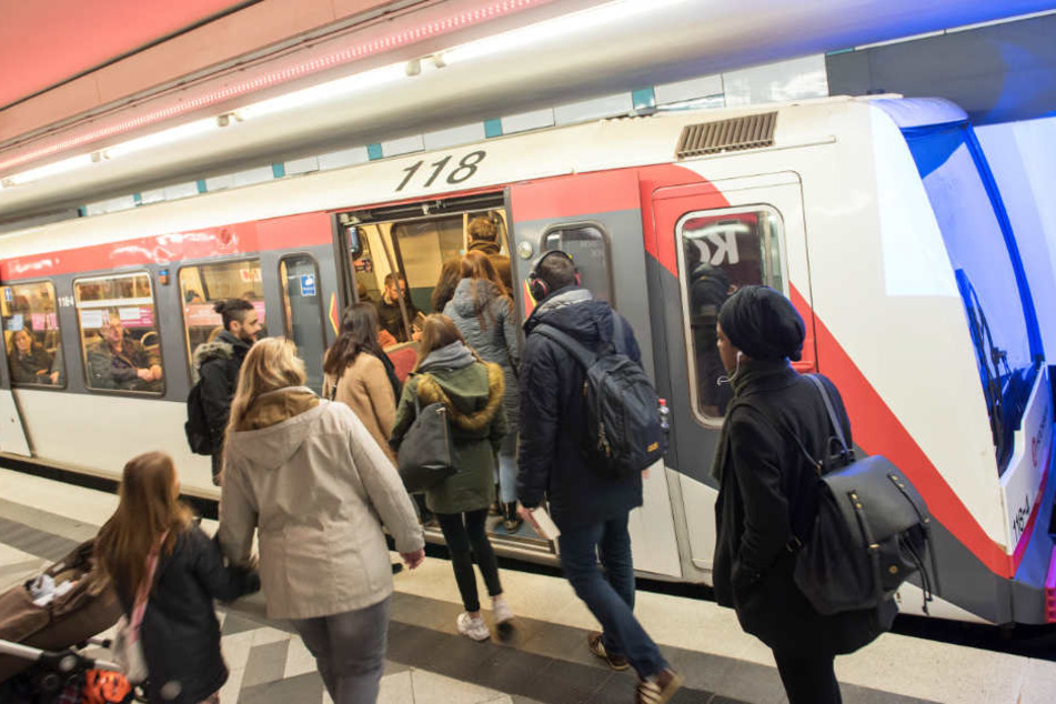 Die U-Bahnen in Hamburg sind immer voller. Die Hochbahn meldet einen Fahrgastrekord.