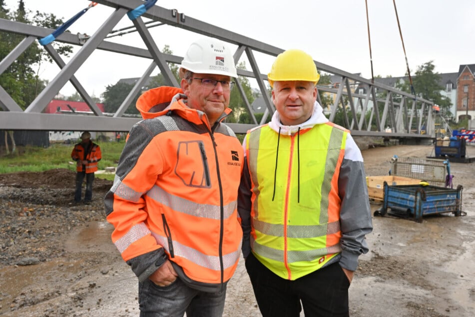 Die Bauleiter Danilo Rössler (l.) und Sven Brunner (49) stehen zufrieden hinter der eingehobenen Brücke.