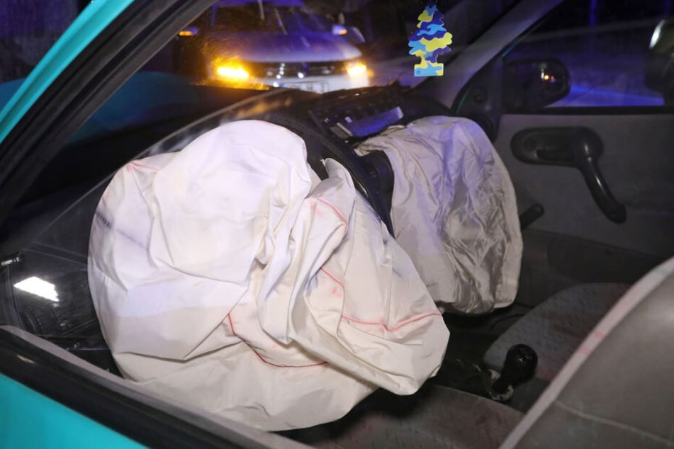 Die beiden Airbags des Wagens gingen auf, Fahrerin und Beifahrer wurden bei dem Unfall verletzt.