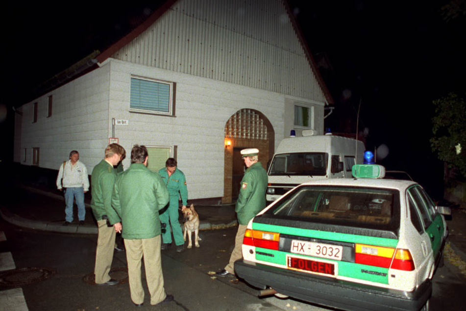 Polizisten und ein Einsatzfahrzeug stehen in Bredenborn im Kreis Höxter vor dem Haus, in dem drei Brüder als mutmaßliche Mörder der Polizisten Andreas Wilkending und Jörg Lorkowski festgenommen wurden.