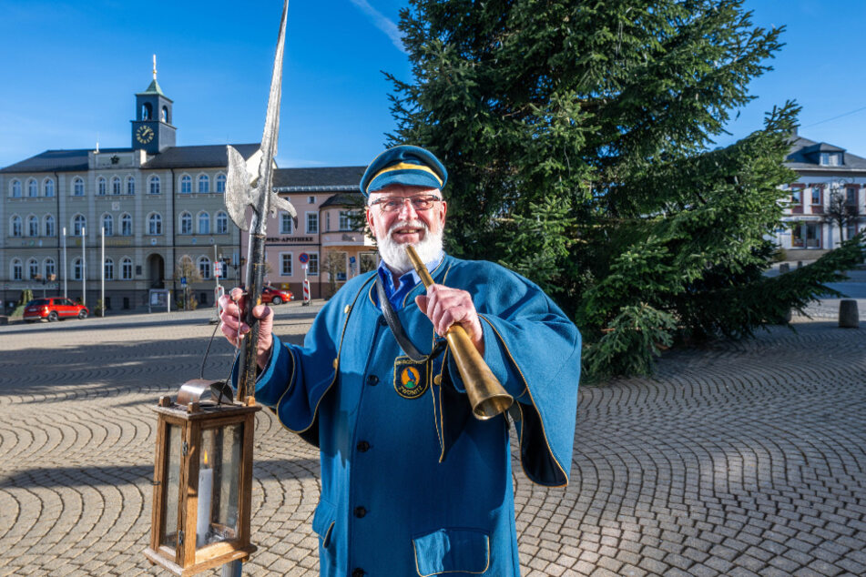 Nachtwächter Manfred Schnabel (72) führt am Freitag Besucher durch die Zwönitzer Innenstadt.