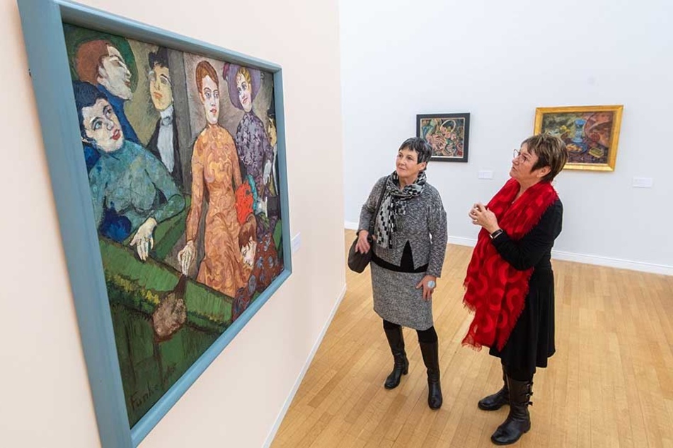 Die Dresdnerinnen Martina Reinicke (l.) und Christiane Fuchs gestern in den Chemnitzer Kunstsammlungen. Der Stadtrat entscheidet heute, ob Museen einmal im Monat freien Eintritt gewähren.