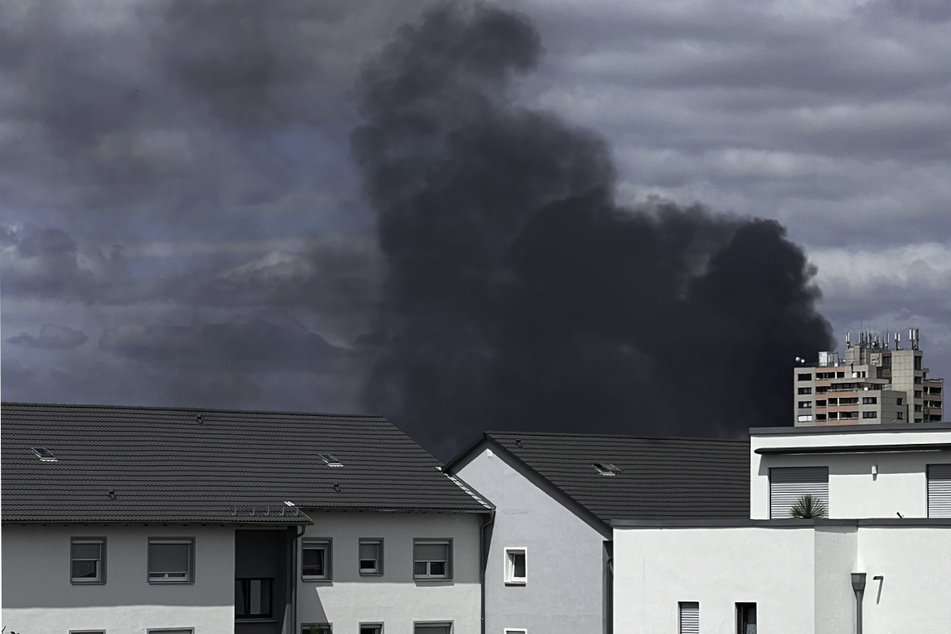 Riesige schwarze Rauchsäule über Südhessen: Feuerwehr warnt Bevölkerung
