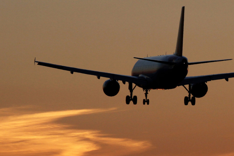 Die Luftfahrt hat einer Studie zufolge bislang rund 3,5 Prozent zur menschengemachten Klimaerwärmung beigetragen. (Symbolbild)