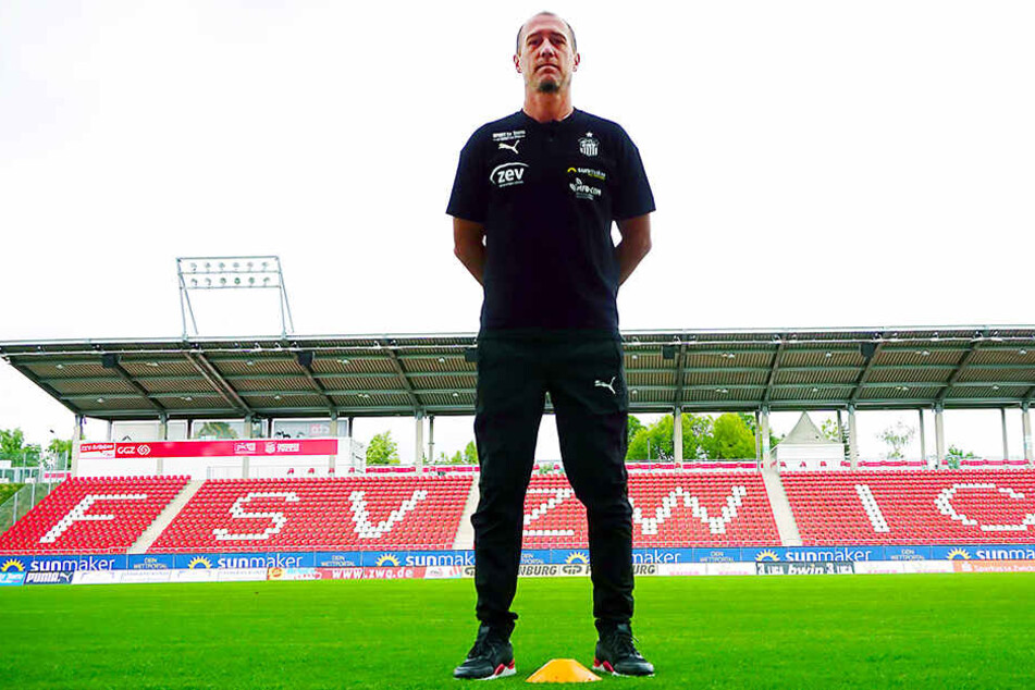 FSV-Coach Joe Enochs ist auf der Suche nach der Startelf für das Meppen-Spiel.