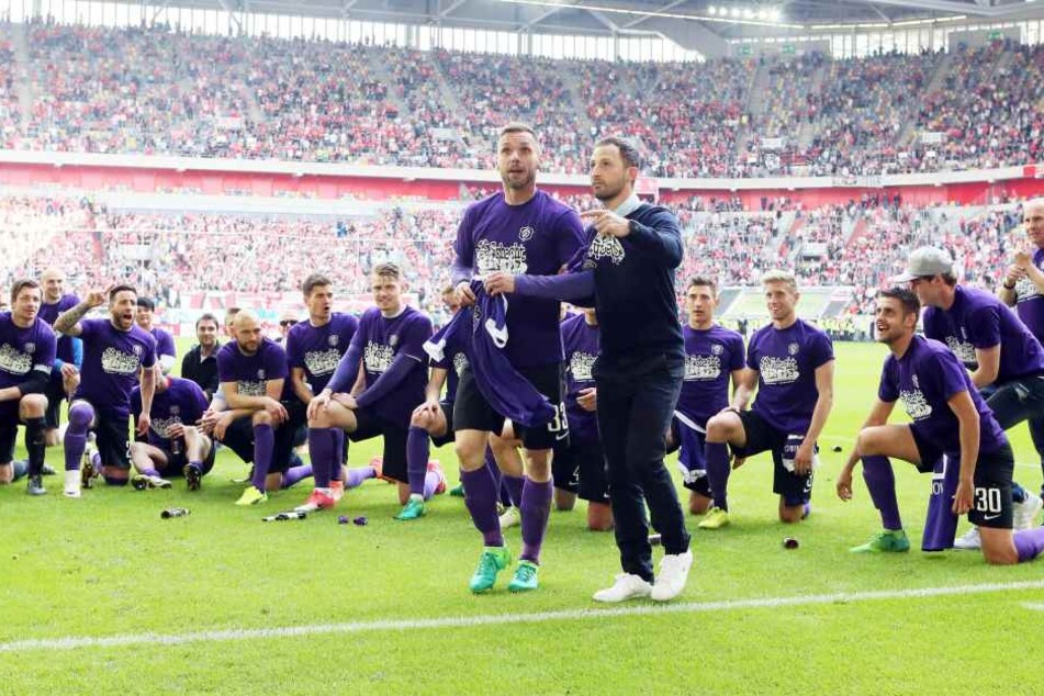 Christian Tiffert (li.) und Ex-Aue-Coach Domenico Tedesco feiern 2017 die Rettung des FCE.