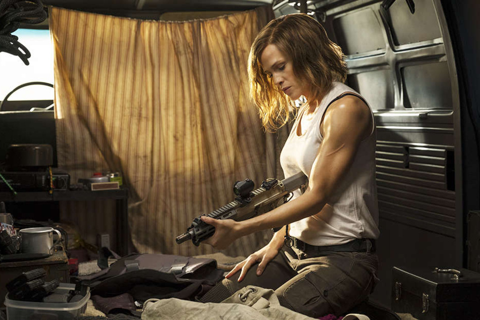Riley North (Jennifer Garner) rüstet sich für den Kampf gegen ein mexikanisches Kartell.