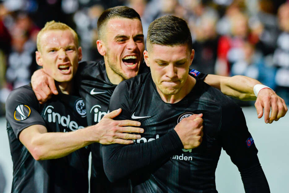 Luka Jovic (r.) von Frankfurt jubelt am 2.Mai 2019 über das Tor zum 1:0 mit seinen Teamkollegen Sebastian Rode (l.) und Filip Kostic (m.) beim Eurpoa-League-Halbfinale Eintracht Frankfurt gegen FC Chelsea.