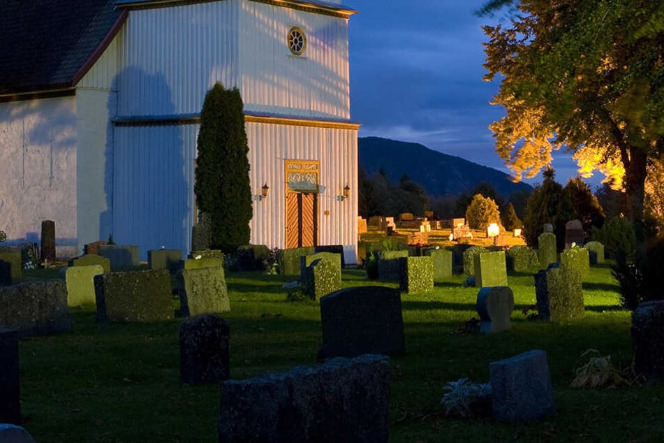 Die Diebe brachen auf einem Friedhof ein. (Symbolbild)