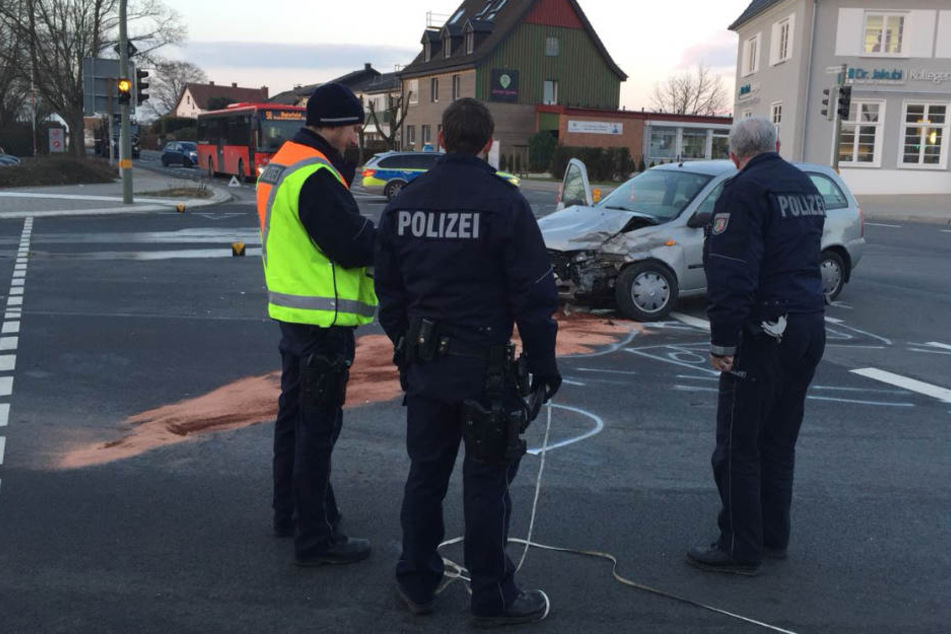 Zunächst hieß es, dass auch ein Linienbus beteiligt gewesen sein soll.