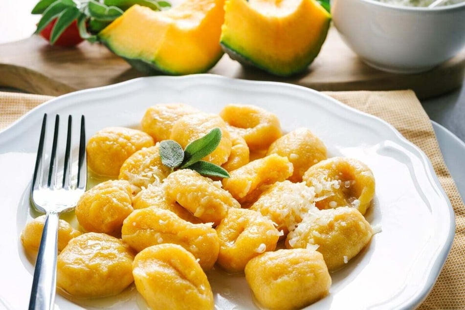 Kürbis-Gnocchi mit Salbeibutter sind einfach nachzukochen und gelingen garantiert.