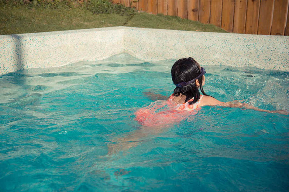 Der Mann rettete zwei Kinder, ein Mädchen (6) und einen Jungen (7), aus dem Pool. (Symbolbild)