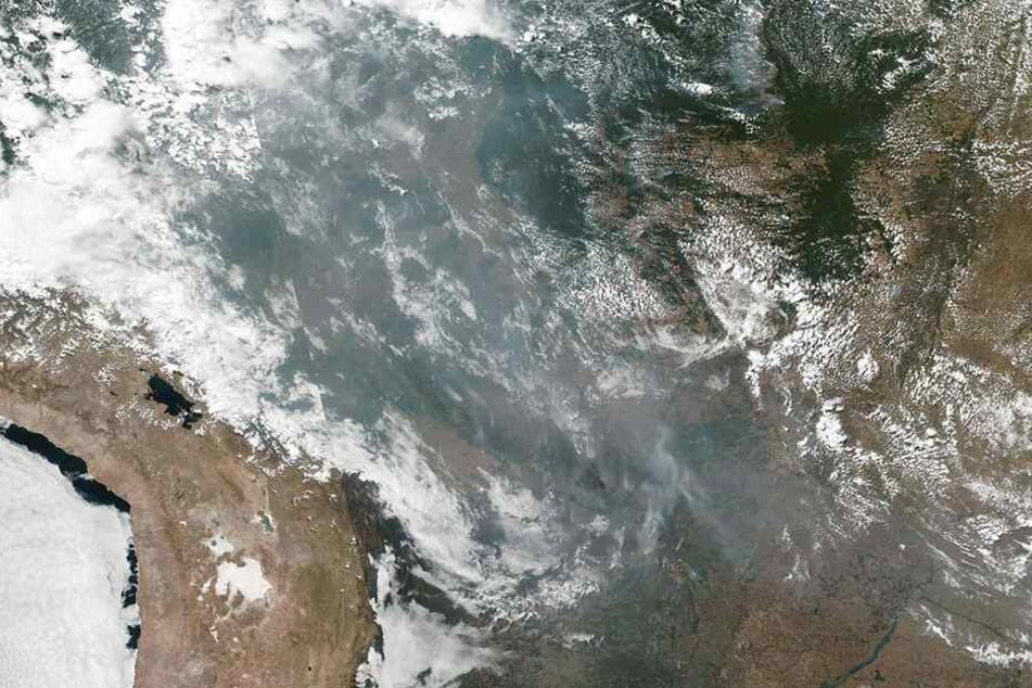 Obwohl es nicht ungewöhnlich ist, dass es in Brasilien zu dieser Jahreszeit aufgrund hoher Temperaturen und niedriger Luftfeuchtigkeit brennt, übersteigen die diesjährigen Brände alles bisher Dagewesene. Ein Farbbild aus dem Weltall zeigt das Ausmaß.