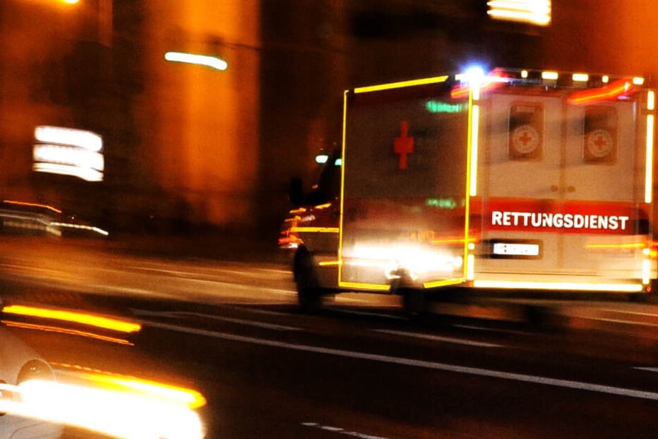 Schwer verletzt kam der Zusteller ins Krankenhaus. Dort starb er. (Symbolbild)