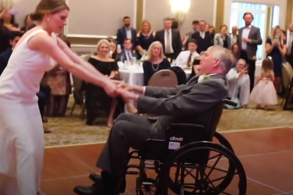 Herzzerreißend: Die Braut und ihr todkranker Vater tanzen gemeinsam auf der Hochzeit.