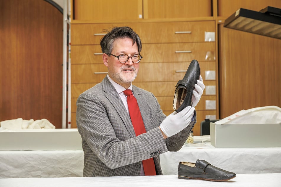 Marius Winzeler mit Kants Schuhen. Interessant ist, erklärt der Museums-Direktor, dass Schuhe damals nicht für linken und rechten Fuß hergestellt, sondern erst mit der Nutzung den Füßen angepasst wurden.