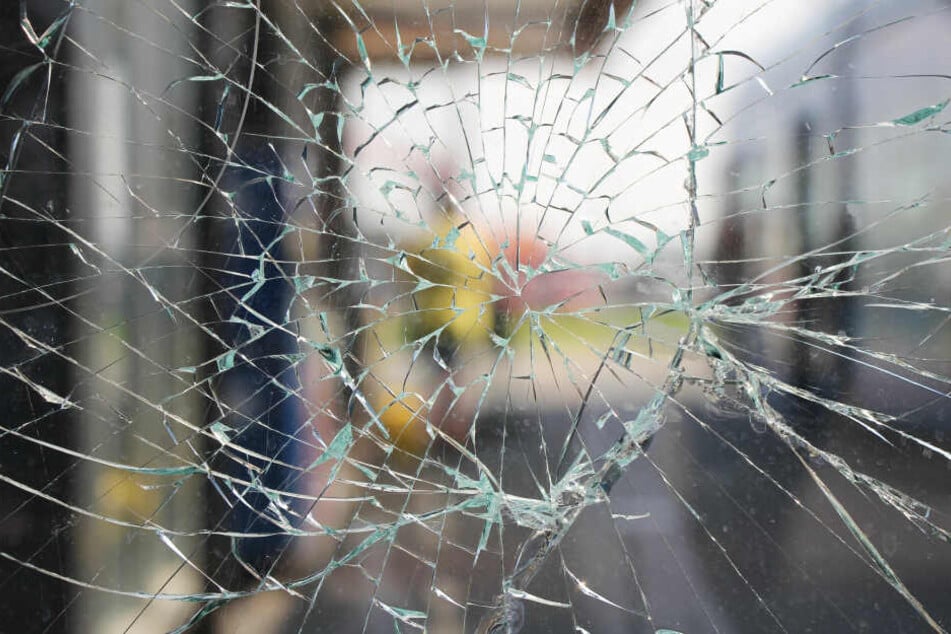Die Scheibe wurde bei dem Unfall beschädigt. (Symbolbild)