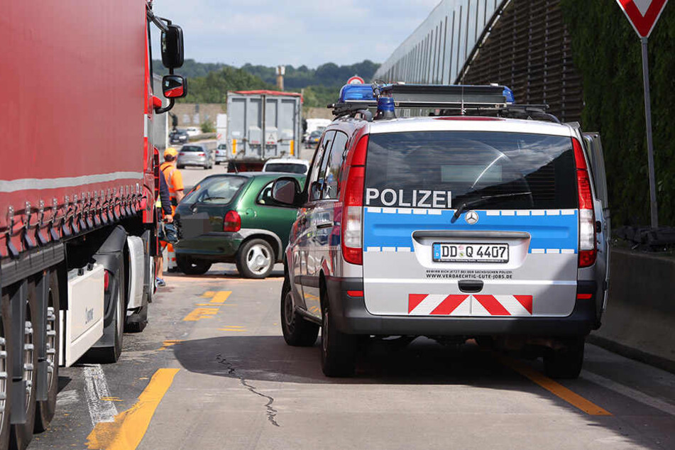 Ein Opel Corsa streifte einen Lkw auf der A4.