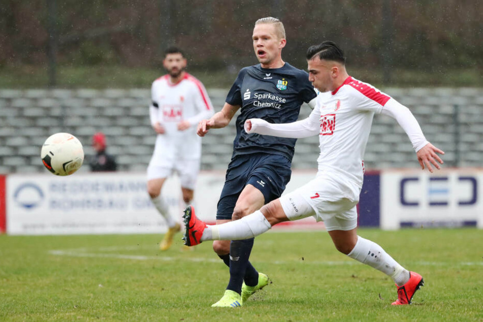 Dennis Grote im Zweikampf mit Seref Özcan.