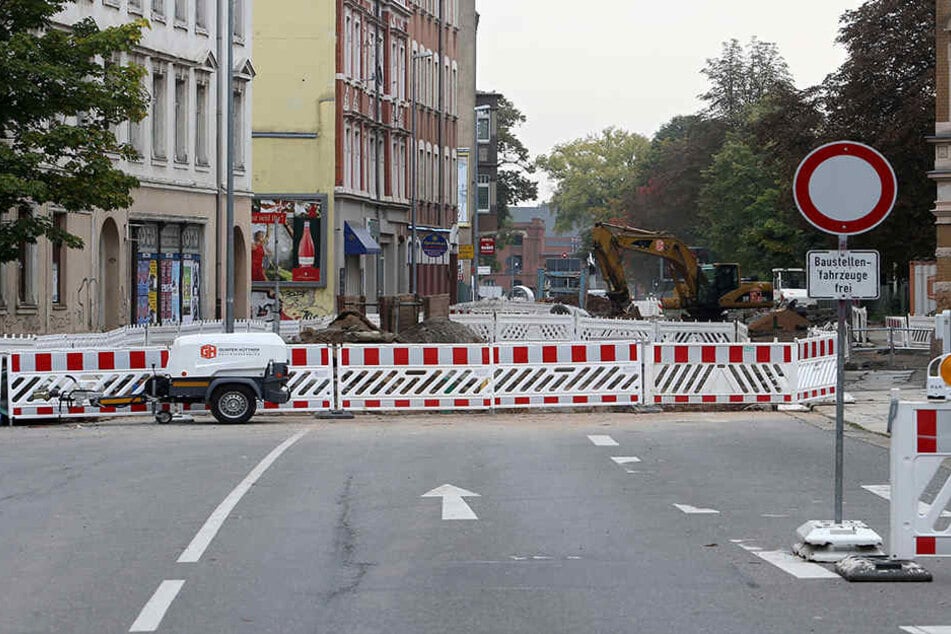Seit dem Sommer werden in der Zwickauer Straße ein Abwasserkanal, die Fahrbahn und die Gehwege erneuert.
