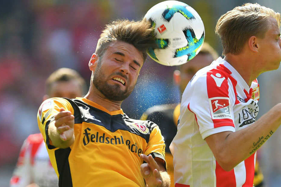 Auf ins nächste Dynamo-Jahr! Niklas Kreuzer (l., hier gegen den Unioner Simon Hedlund) ist mittlerweile einer der dienstältesten Spieler bei den Schwarz-Gelben.
