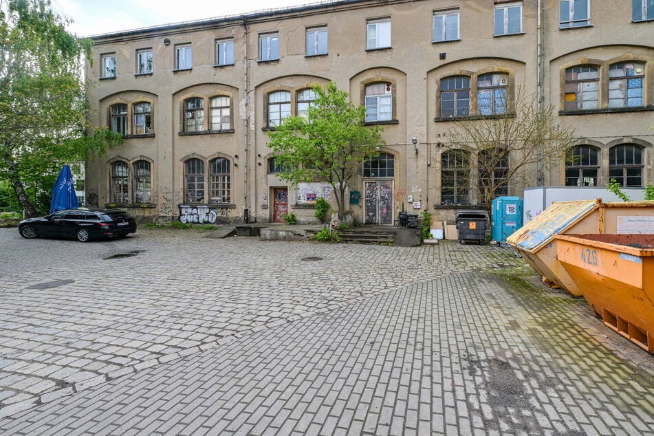 Noch ist das Haus in städtischer Hand, stark sanierungsbedürftig.