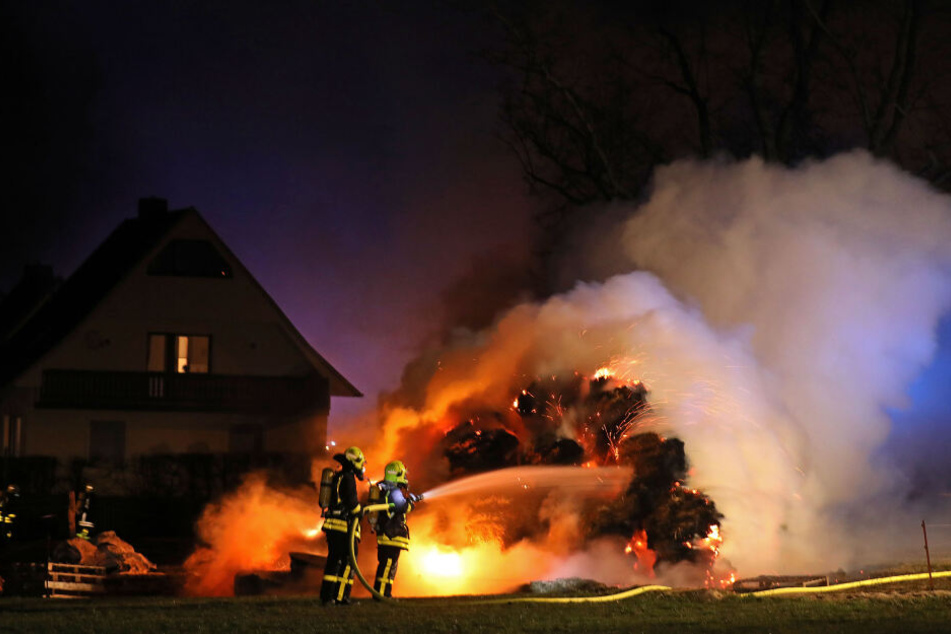 Die Strohballen standen lichterloh in Flammen.