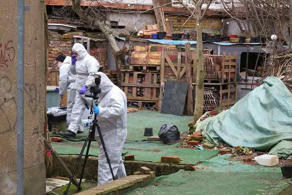 Kriminaltechniker sichern Spuren am Fundort der sterblichen Überreste von Anja B. Der Killer hatte die Beamten dorthin geführt.