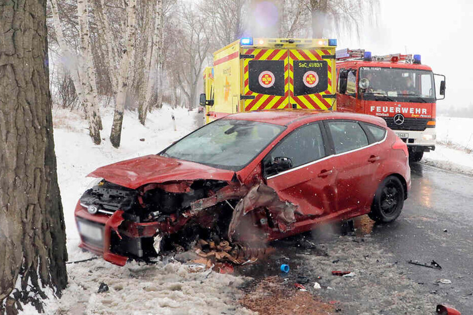 Auf der Neefestraße krachte ein Ford gegen 12.30 Uhr frontal gegen einen Opel.
