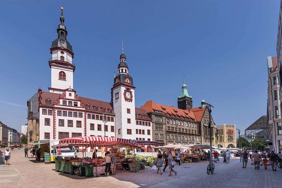 Sommer-Markttag vor dem Rathaus: Etwa 40 Händler haben Lizenzen für den gut gelegenen Standort.