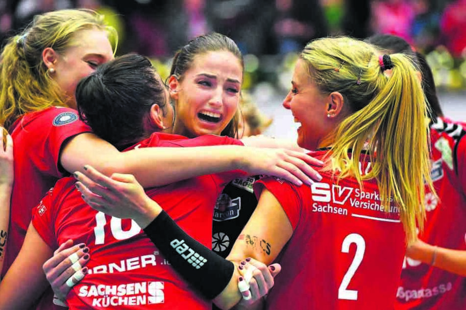 Der Dresdner Jubel nach dem 3:2-Krimi im Pokal-Halbfinale gegen Meister Schweriner SC. Die Anspannung weicht, bei Myrthe Schoot rollen Tränen der Freude und Erleichterung.
