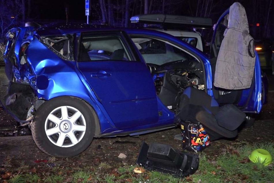 Das Auto, in dem der Junge und seine Mutter saßen, ist völlig demoliert.
