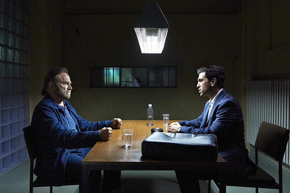 Verteidiger Caspar Leinen (r., Elyas M'Barek) wird anfangs aus seinem Mandanten Fabrizio Collini (Franco Nero) nicht schlau.