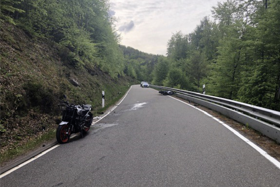Die beiden Motorräder kollidierten aus noch unbekanntem Grund auf der schmalen L478 bei Eppenbrunn.