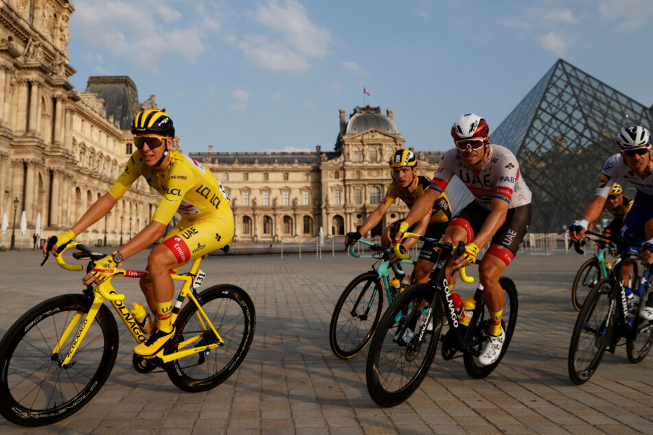 Tadej Pogacar (l.). ist Gesamtsieger der Tour de France 2021. Hier fährt er auf der letzten Etappe vor der Pariser Stadt-Kulisse.