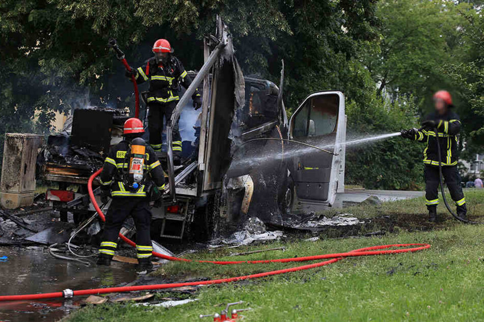 Der Transporter brannte komplett aus.
