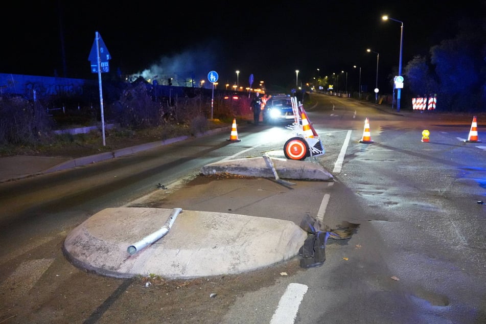 Der Fahrer kam nach links von der Fahrbahn ab und durchbrach eine Verkehrsinsel samt Verkehrsschildern.