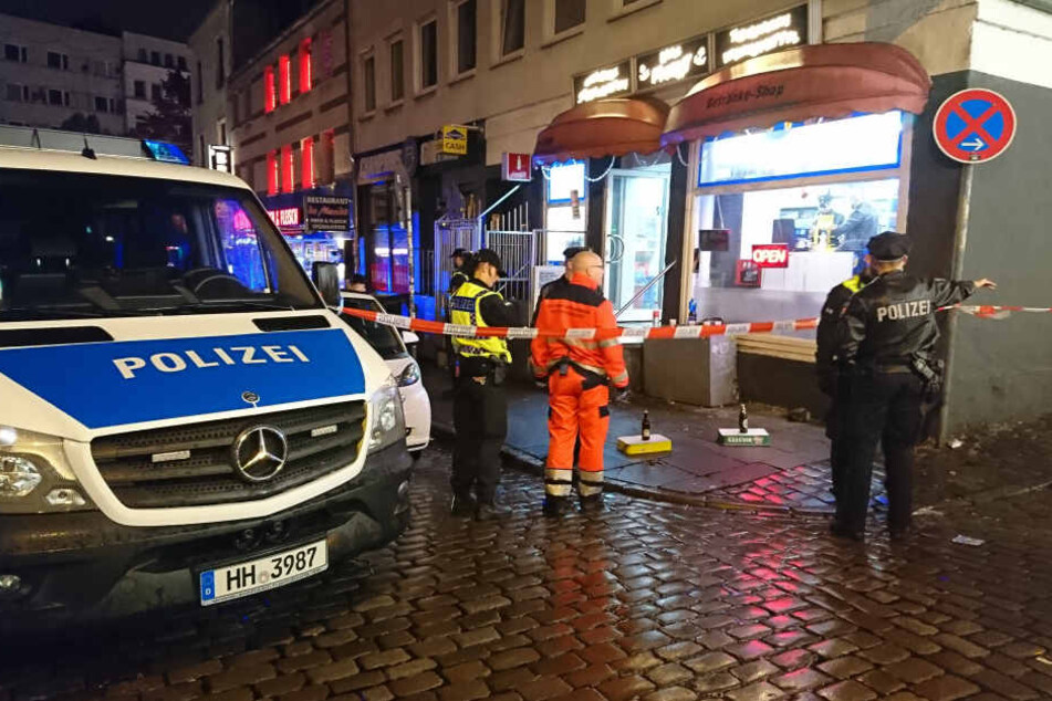 Einsatzkräfte am Tatort.