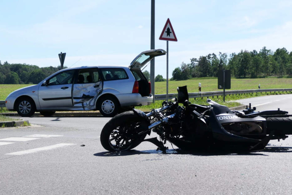 Der Motorradfahrer wurde bei dem Unfall verletzt.