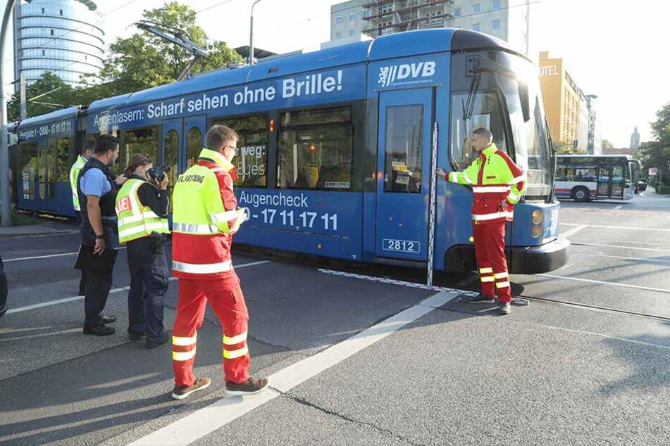 Polizeikräfte sicherten die Unfallstelle und ermittelten zur Unfallursache.