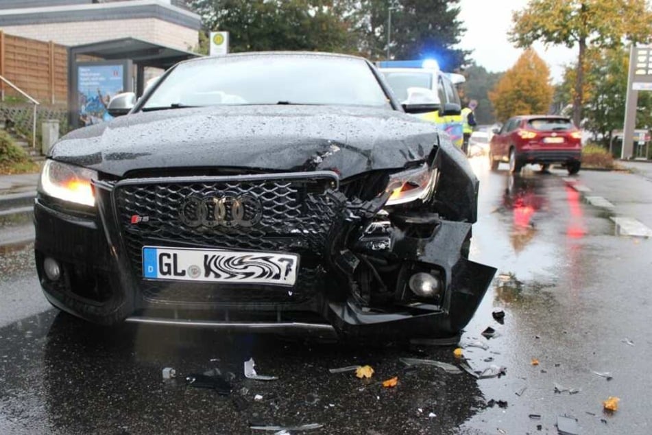 Audi S5 Peugeot Und Ford Fiesta Bei Unfall Kollidiert 24